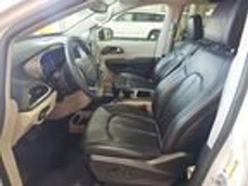 Used 2023 Chrysler Pacifica Touring-L FWD image 3