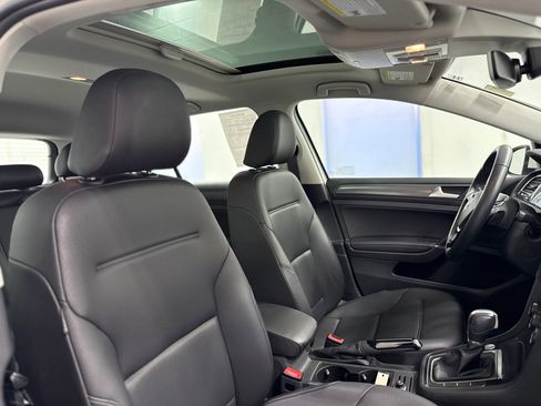 Used 2019 Volkswagen Golf SE image 28