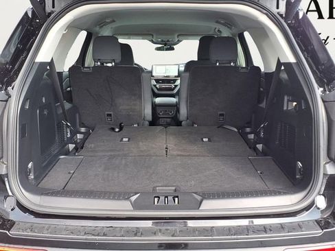 Used 2025 Ford Explorer Active AWD/4WD image 10
