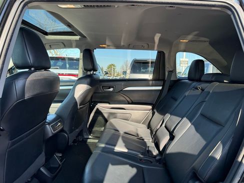 Used 2017 Toyota Highlander XLE image 15