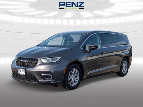 Used 2023 Chrysler Pacifica Touring-L FWD image 3