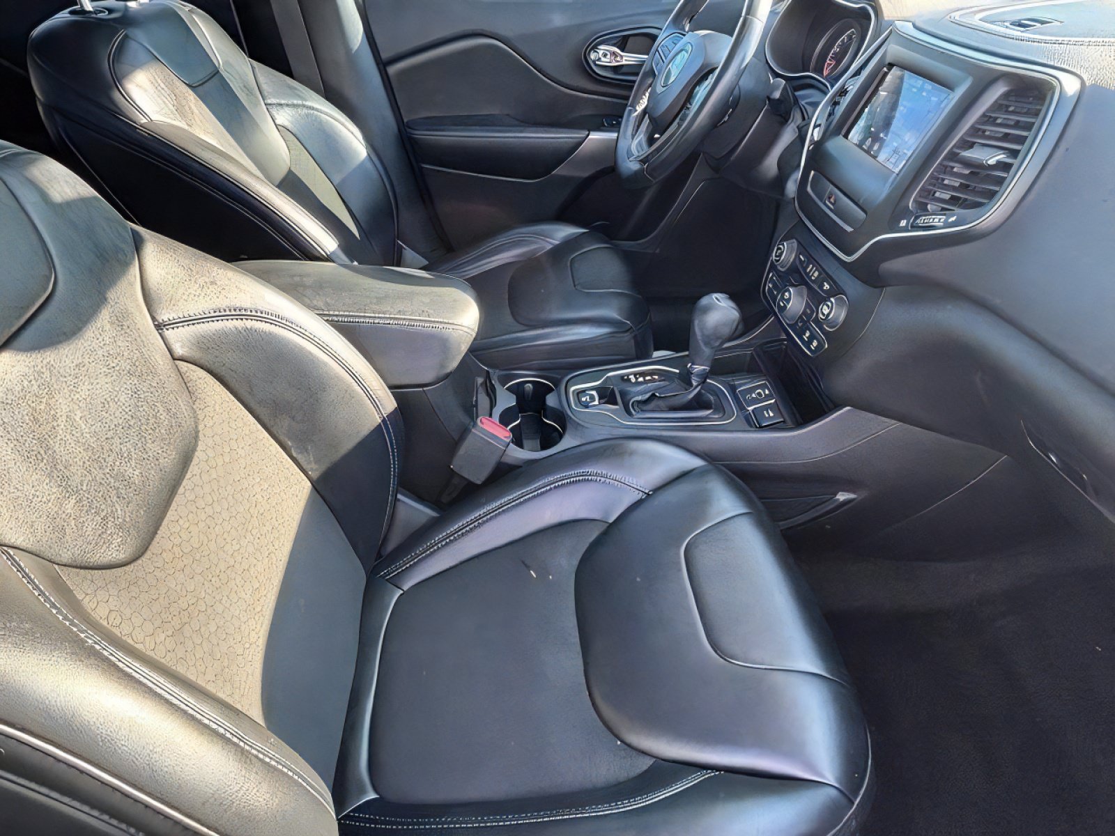 Used 2019 Jeep Cherokee Latitude Plus w/ Comfort/Convenience Group FWD image 31