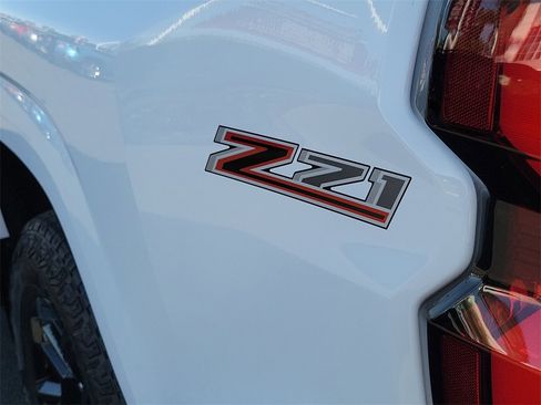 Used 2025 Chevrolet Colorado Z71 w/ Midnight Edition image 25