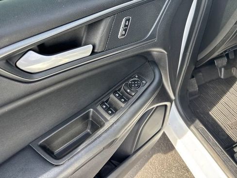 Used 2020 Ford Edge SE image 10