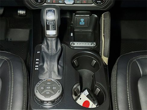 New 2025 Ford Bronco Badlands image 27