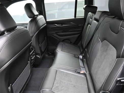 New 2025 Jeep Grand Cherokee Altitude image 15