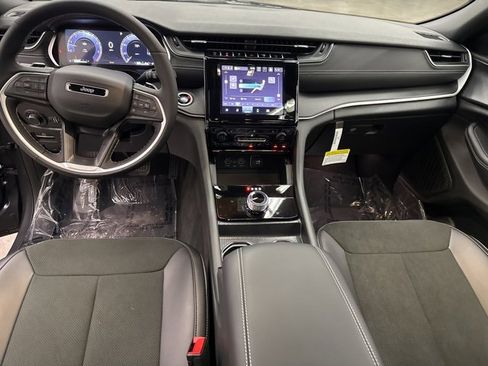 Used 2025 Jeep Grand Cherokee Altitude image 8