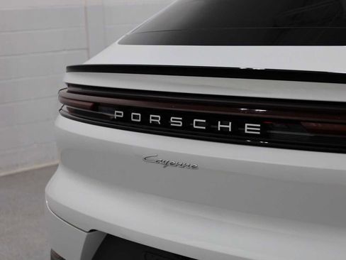 Certified 2024 Porsche Cayenne Coupe image 8