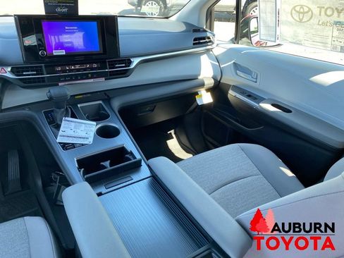 New 2026 Toyota Sienna LE FWD image 31