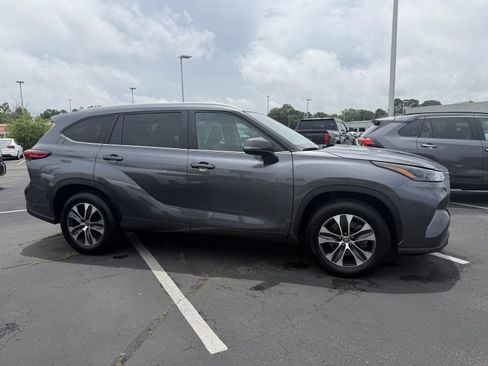 Used 2023 Toyota Highlander XLE FWD image 8