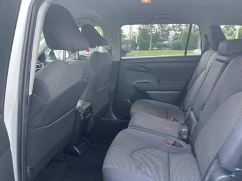Used 2023 Toyota Highlander LE FWD image 31