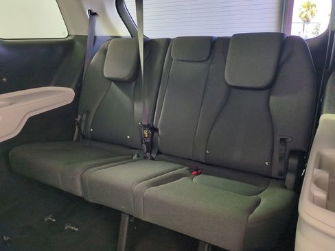 Used 2024 Kia Carnival LX image 15