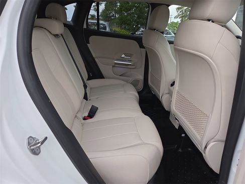 Certified 2022 Mercedes-Benz GLA 250 4MATIC image 15