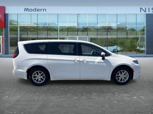 Used 2023 Chrysler Pacifica Touring-L FWD image 4