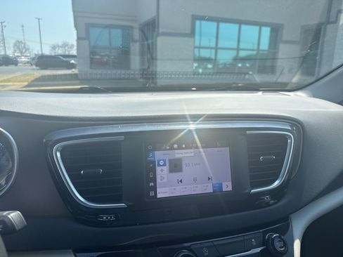 Used 2023 Chrysler Voyager LX FWD image 15
