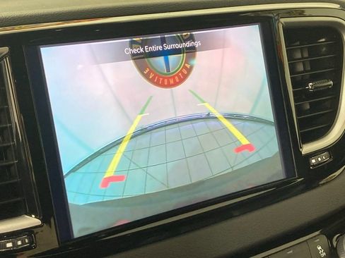 Used 2025 Chrysler Pacifica Select FWD image 5
