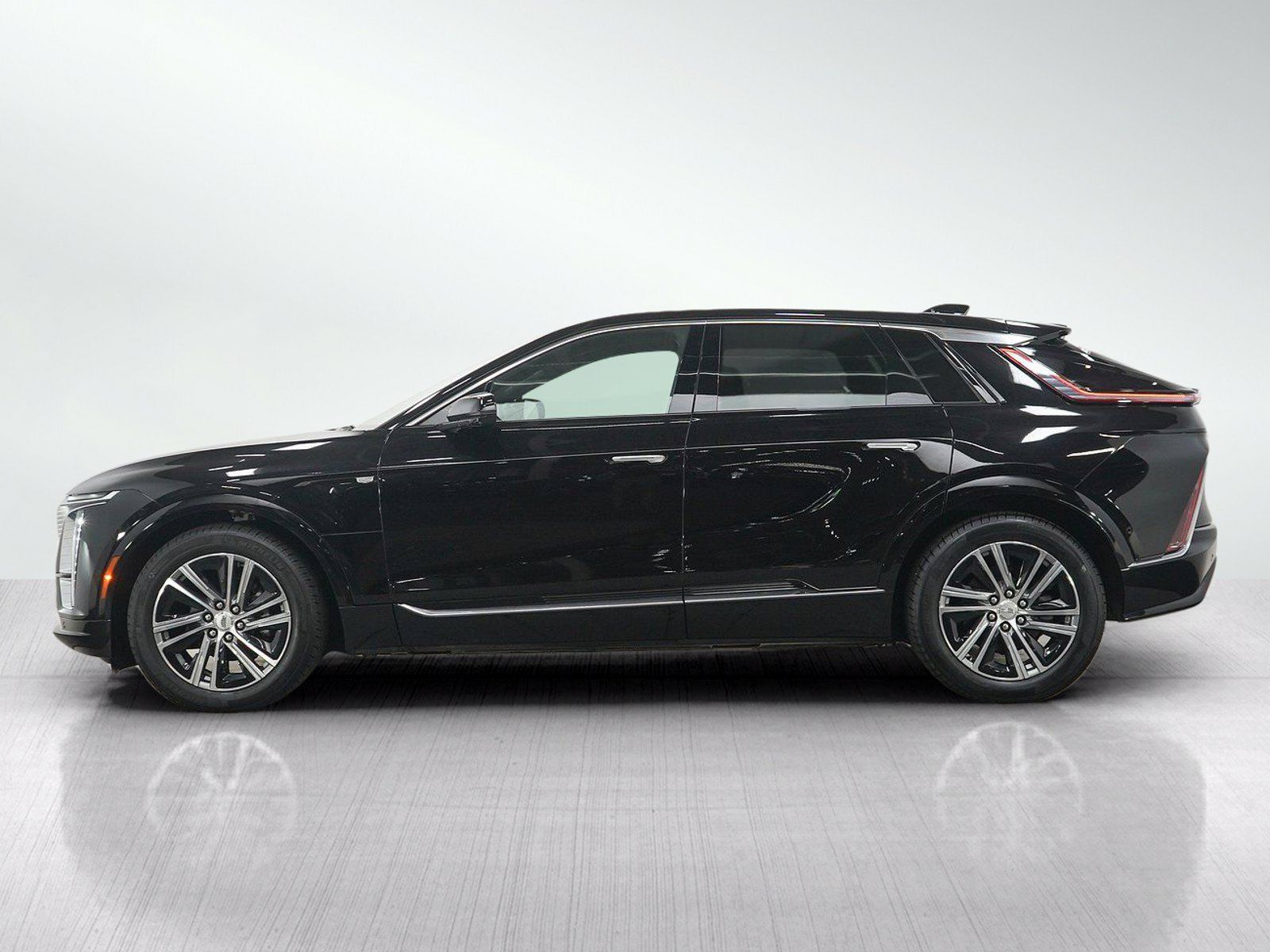 Used 2025 Cadillac Lyriq Luxury w/ LPO, Floor Liner Package AWD/4WD image 2