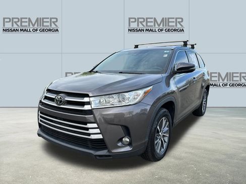 Used 2019 Toyota Highlander XLE FWD image 1