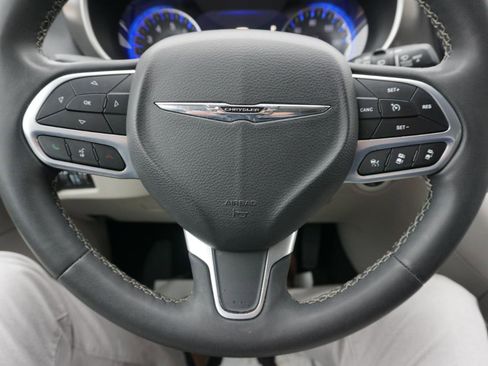 Used 2023 Chrysler Pacifica Touring-L image 15