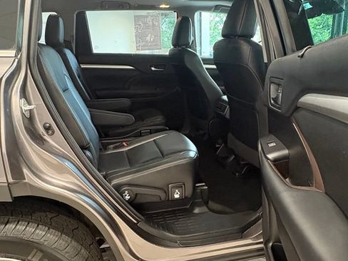 Used 2018 Toyota Highlander XLE AWD/4WD image 9