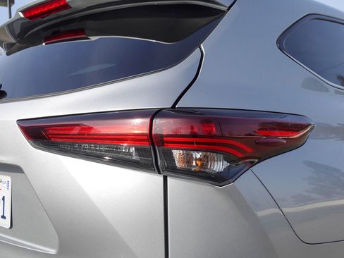 Used 2024 Toyota Highlander LE image 5