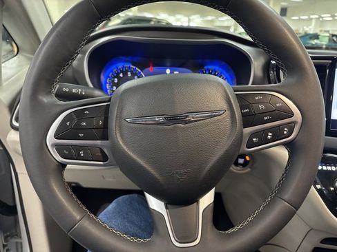 Used 2024 Chrysler Pacifica Touring-L image 24