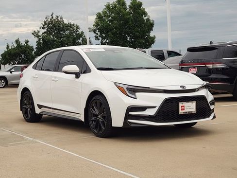 Used 2026 Toyota Corolla SE FWD image 2