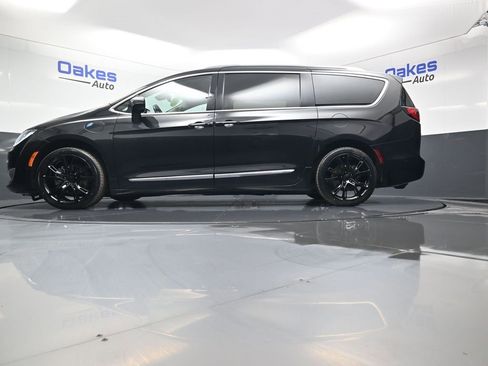 Used 2018 Chrysler Pacifica Limited w/ Advanced Safetytec Group image 43