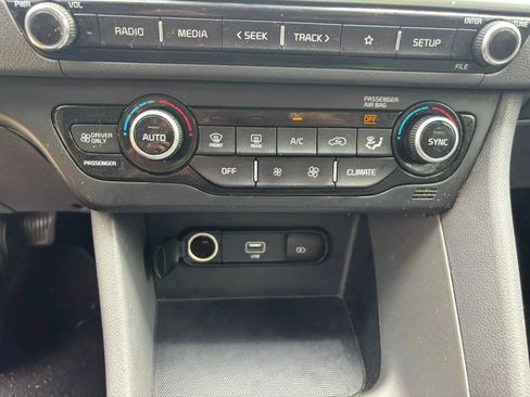 Used 2020 Kia Niro LX FWD image 17