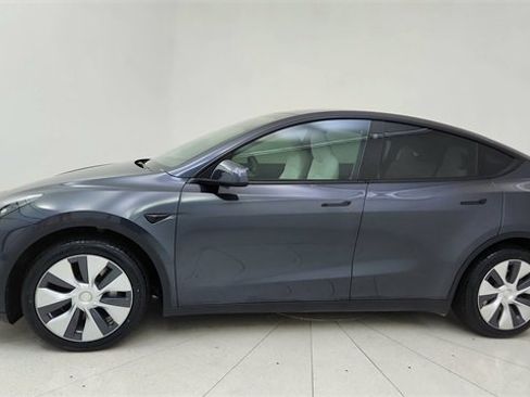 Used 2024 Tesla Model Y Long Range image 3