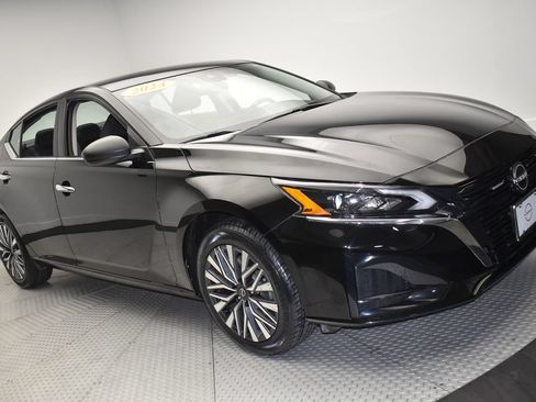 Used 2024 Nissan Altima 2.5 SV AWD/4WD image 3