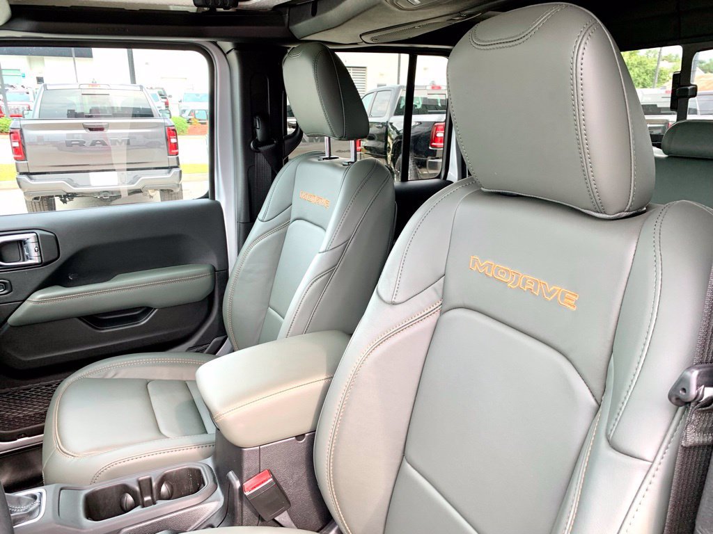 Used 2024 Jeep Gladiator Mojave AWD/4WD image 15