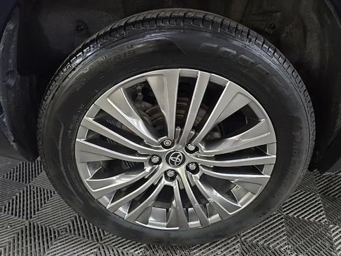 Used 2023 Toyota Venza XLE AWD/4WD image 13