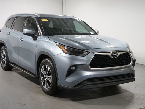 Used 2022 Toyota Highlander XLE image 3