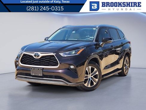 Used 2021 Toyota Highlander XLE FWD image 1