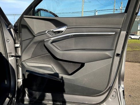 Used 2021 Audi e-tron Premium Plus w/ Premium Plus Package image 24