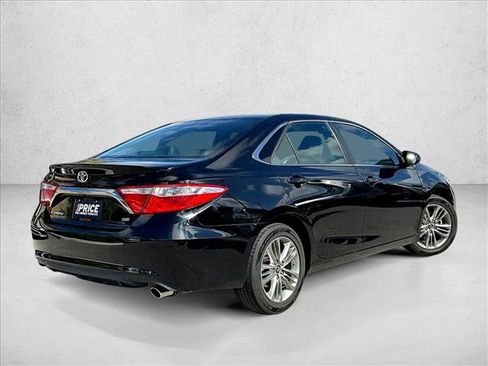 Used 2017 Toyota Camry SE image 2