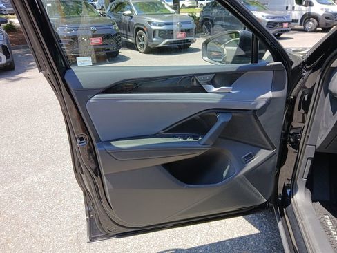 New 2025 Volkswagen Tiguan SE image 10