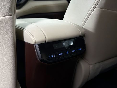 Used 2021 Toyota Highlander Limited image 26