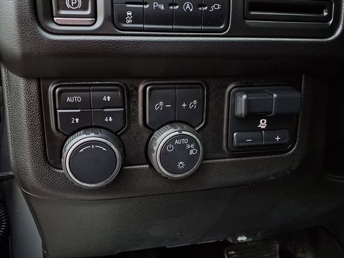 Used 2021 Chevrolet Suburban LT w/ LT Signature Package image 28