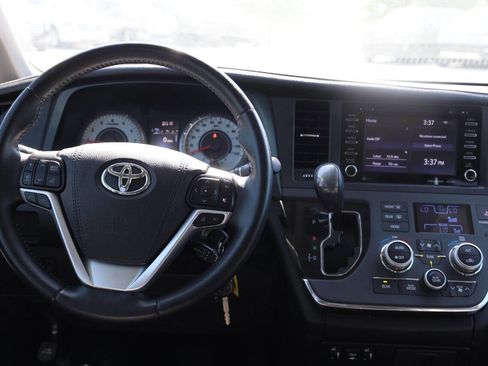 Used 2019 Toyota Sienna SE image 26