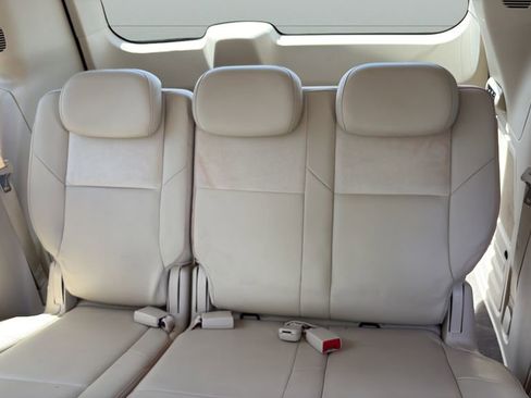 Used 2010 Chrysler Town & Country Limited w/ Trailer Tow Group FWD image 16