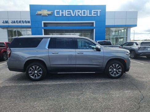 Used 2021 Chevrolet Suburban LT w/ LT Signature Package image 6