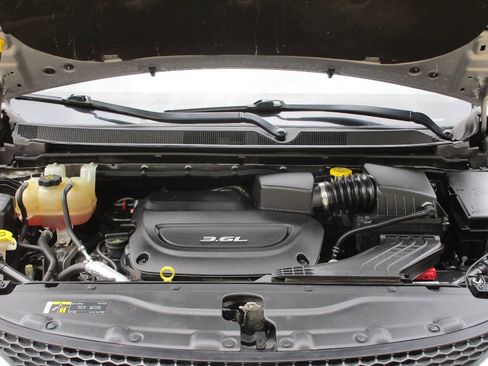 Used 2018 Chrysler Pacifica Touring-L image 25