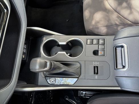 Used 2025 Toyota Highlander LE FWD image 43