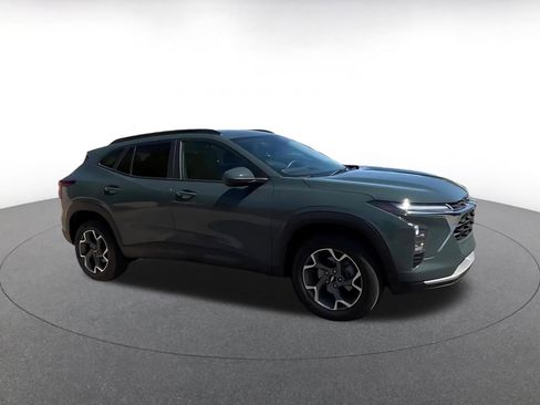 Used 2025 Chevrolet Trax LT FWD image 2