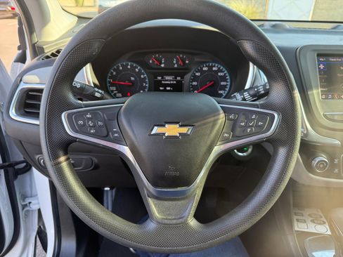Used 2022 Chevrolet Equinox LS FWD image 9