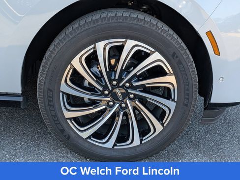 Certified 2025 Lincoln Navigator Black Label AWD/4WD image 12
