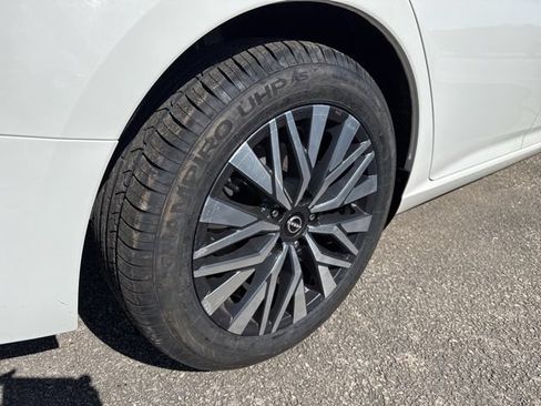 Used 2025 Nissan Altima 2.5 SV FWD image 9