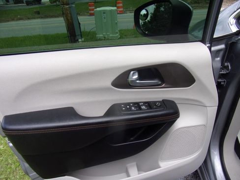 Used 2017 Chrysler Pacifica Touring image 20